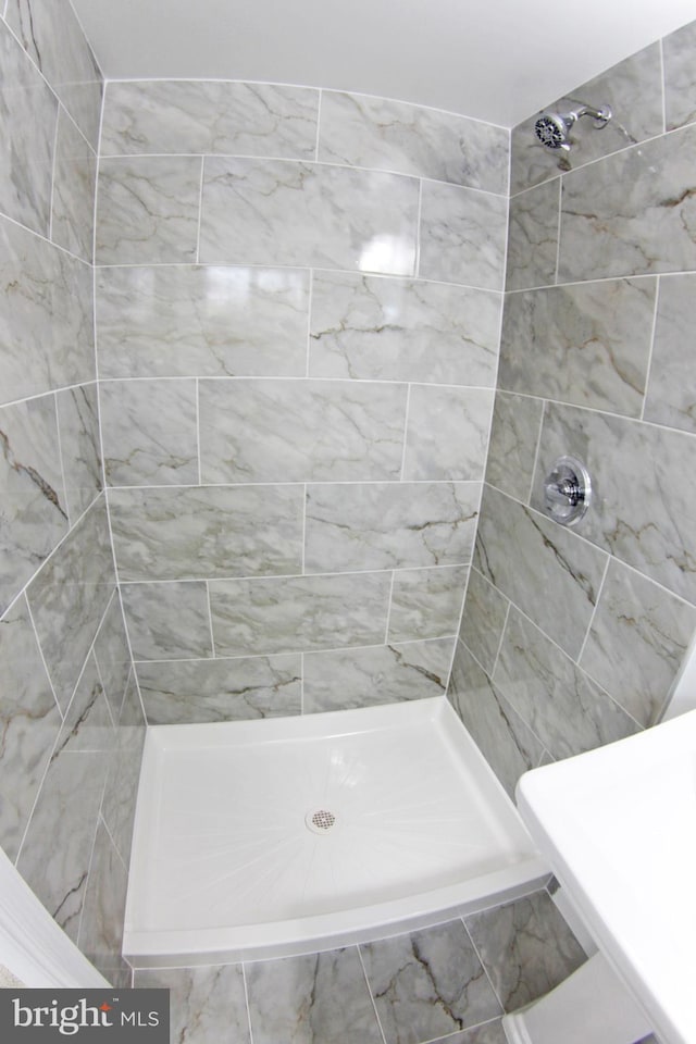 bathroom featuring tiled shower