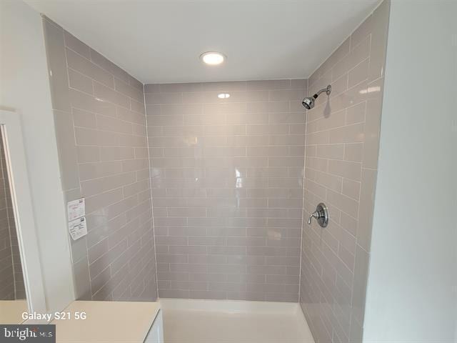 bathroom featuring tiled shower