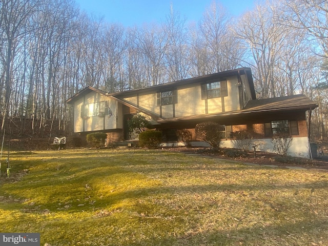 view of front facade with a front yard