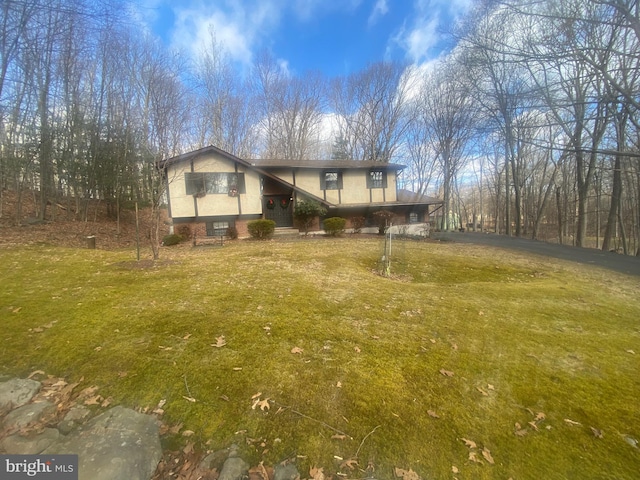 view of front of house featuring a front yard