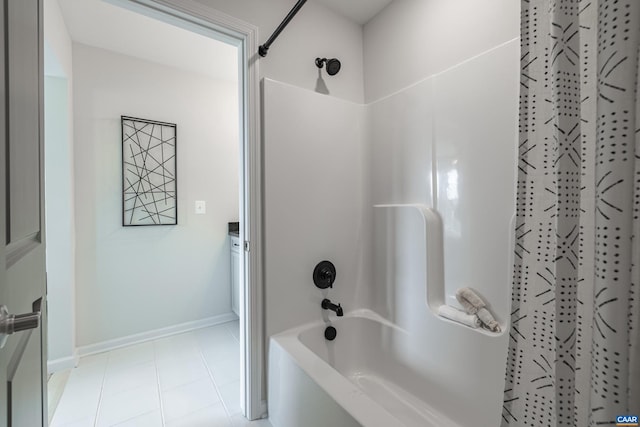 bathroom with shower / bath combo