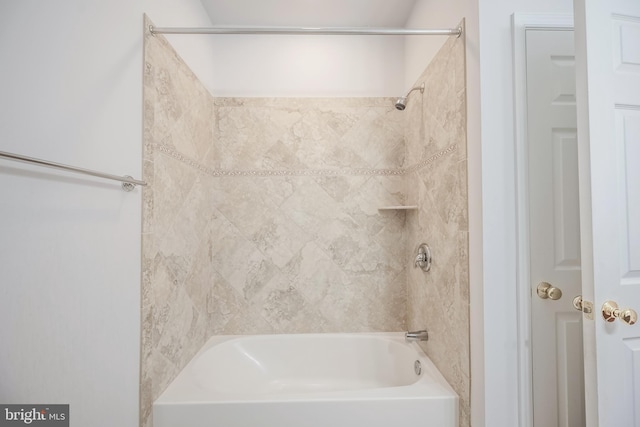 bathroom featuring tiled shower / bath combo