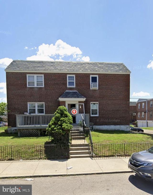 view of front of home featuring a front lawn