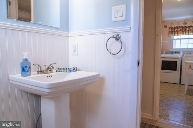 bathroom with sink and washing machine and clothes dryer