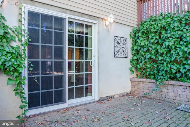 property entrance featuring a patio