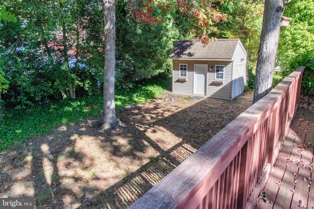 view of yard featuring a shed