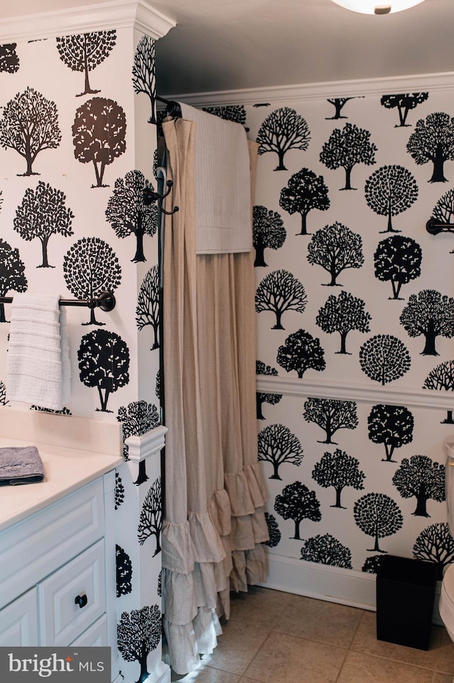 bathroom with toilet, tile patterned flooring, a shower with curtain, crown molding, and vanity