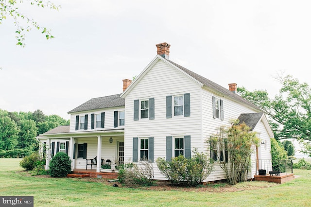 view of front of property featuring a porch and a front yard