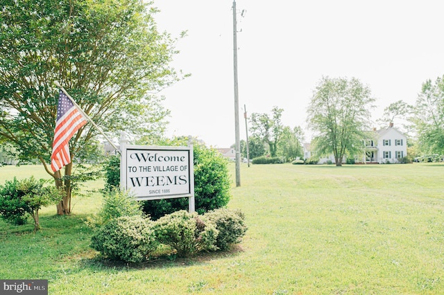 community / neighborhood sign featuring a yard