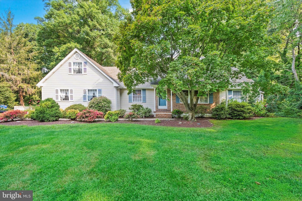 view of front of home with a front lawn