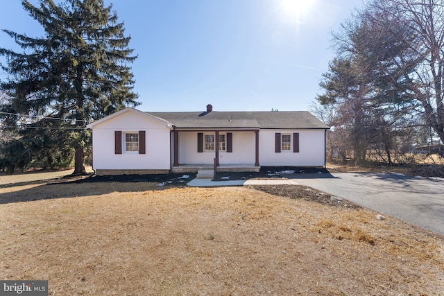 view of front of home featuring a front lawn