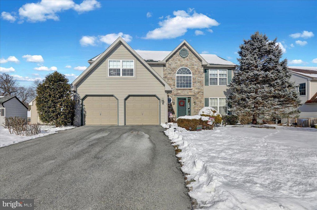 view of front property featuring a garage