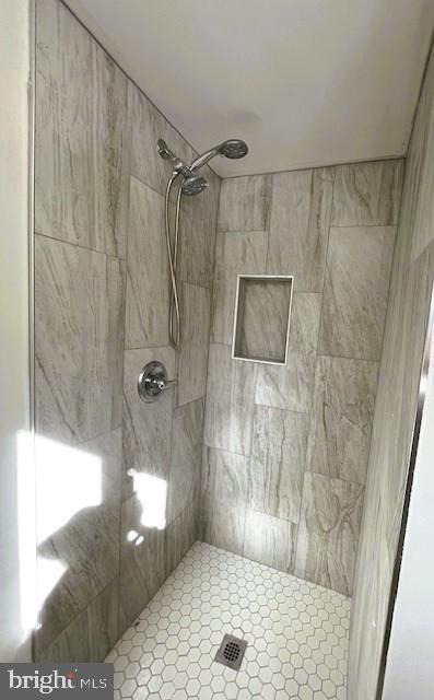 bathroom featuring a tile shower