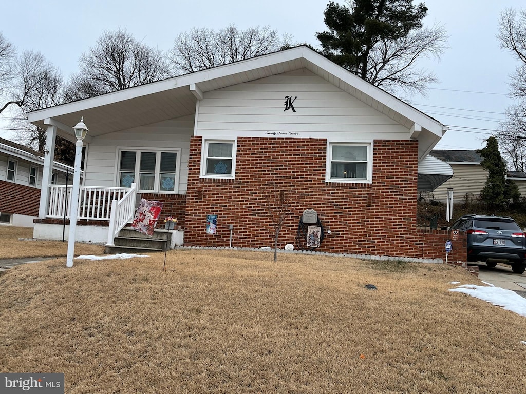 view of front facade with a front lawn