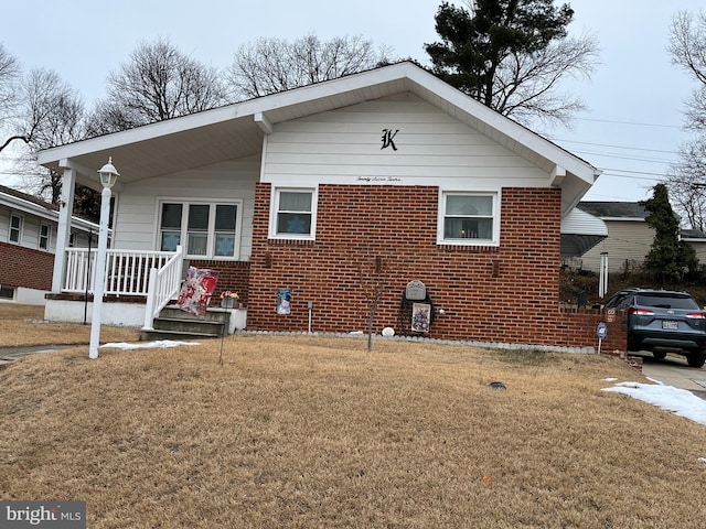 view of front facade with a front lawn