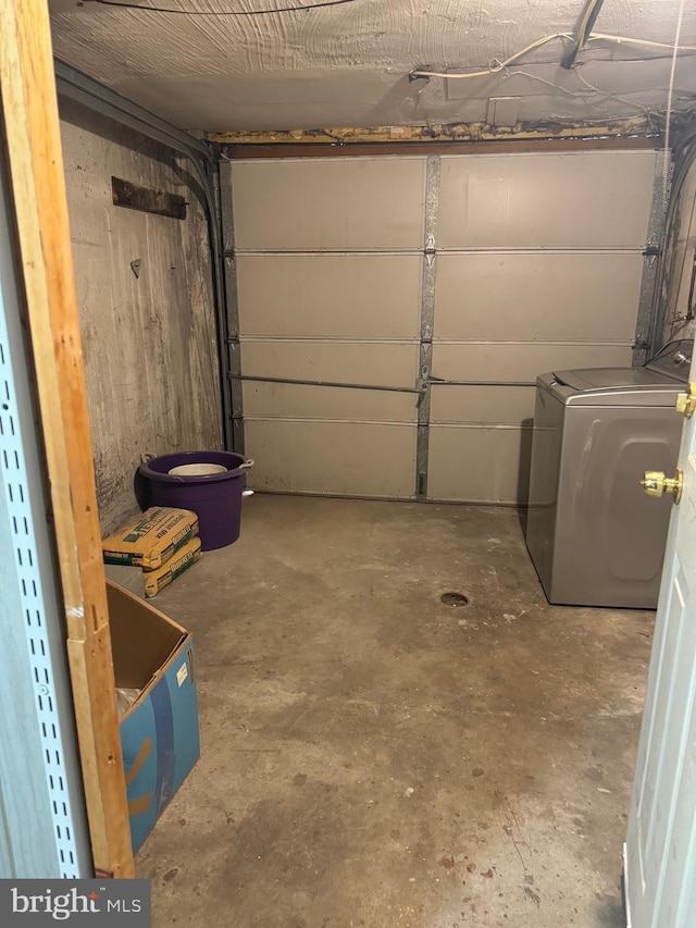 garage with washer / clothes dryer