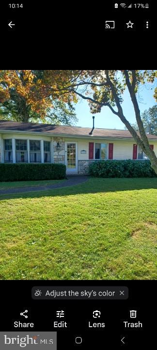 view of front of house featuring a front yard