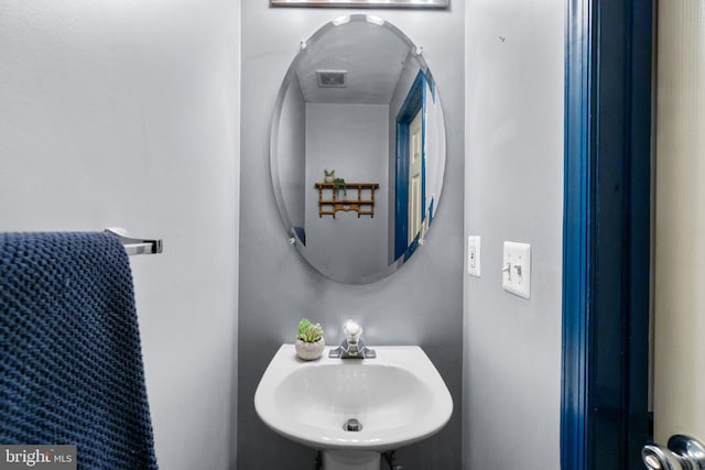 bathroom featuring sink