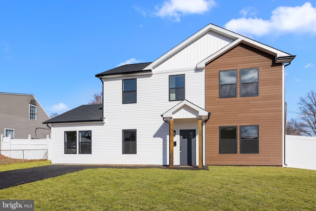 view of front of property with a front lawn