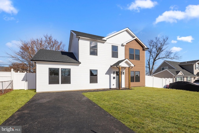 view of front of home featuring a front lawn