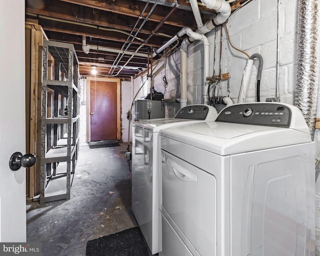 laundry room featuring washer and clothes dryer