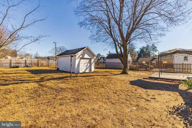 view of yard featuring an outdoor structure