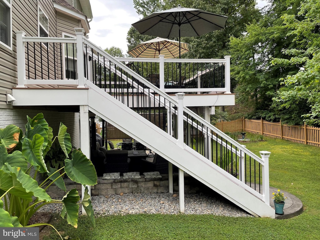 view of side of property featuring a yard