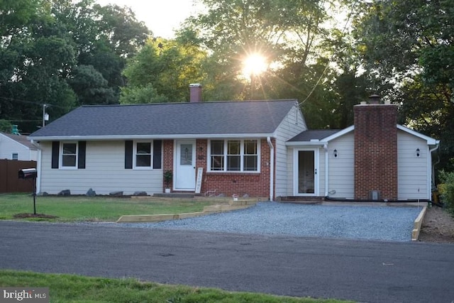 view of front facade featuring a front lawn