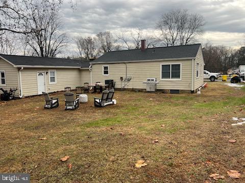 back of house featuring a yard