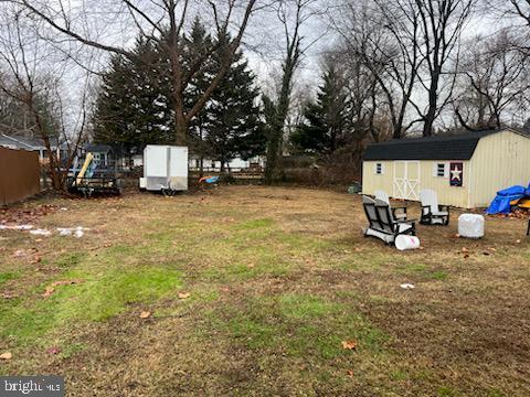 view of yard featuring a storage shed