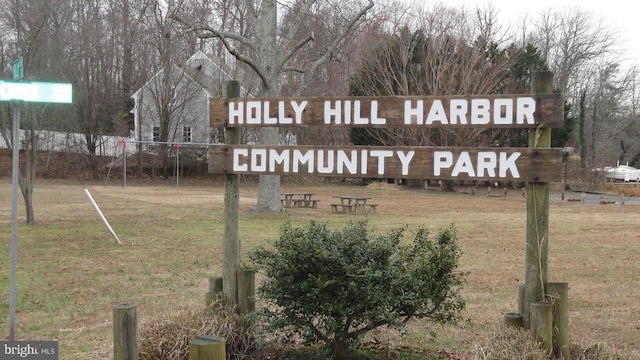 community sign with a yard