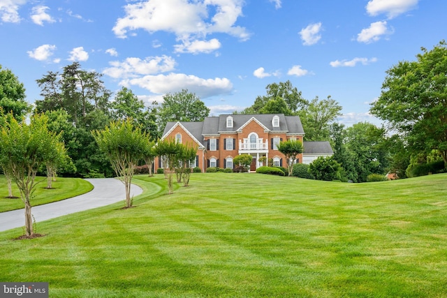 view of front of property featuring a front yard