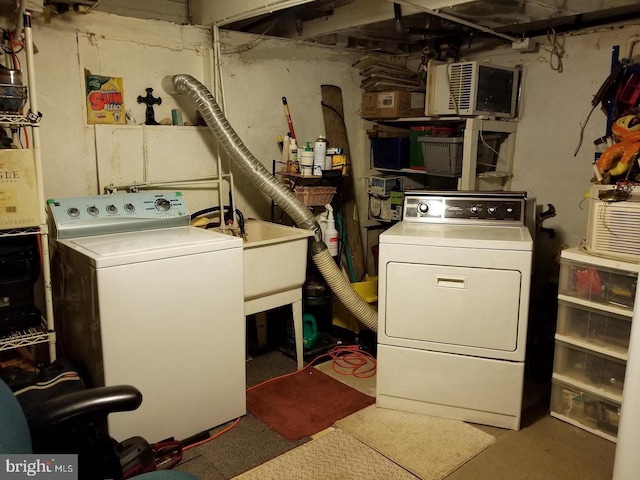 washroom with sink and independent washer and dryer