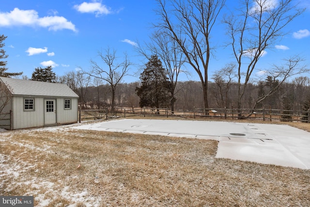 view of yard with an outbuilding