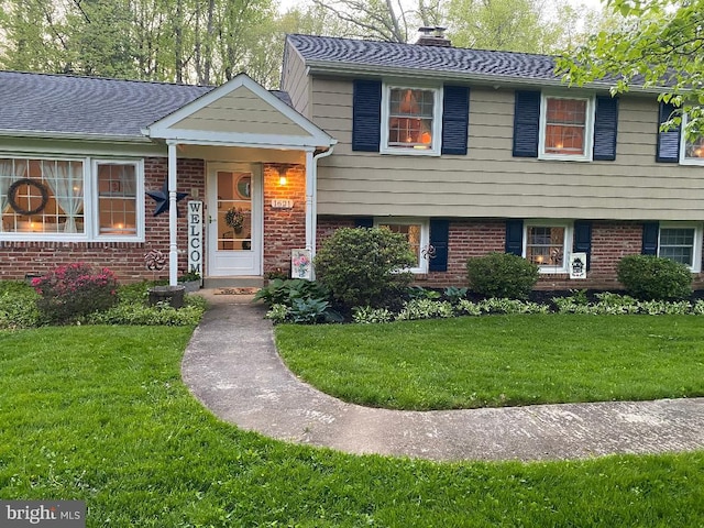 view of front facade featuring a front lawn