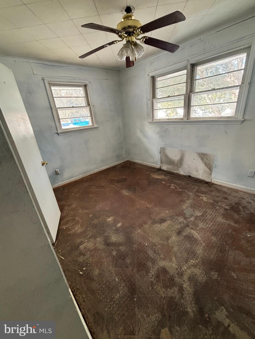 spare room featuring ceiling fan and plenty of natural light