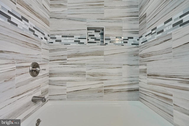 bathroom with tiled shower / bath combo