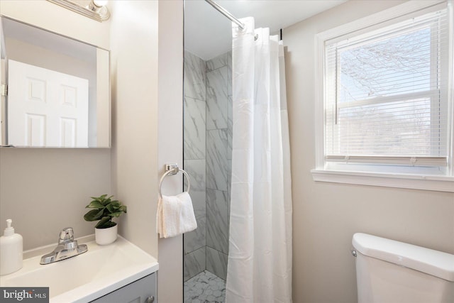 bathroom with a shower with shower curtain, vanity, and toilet