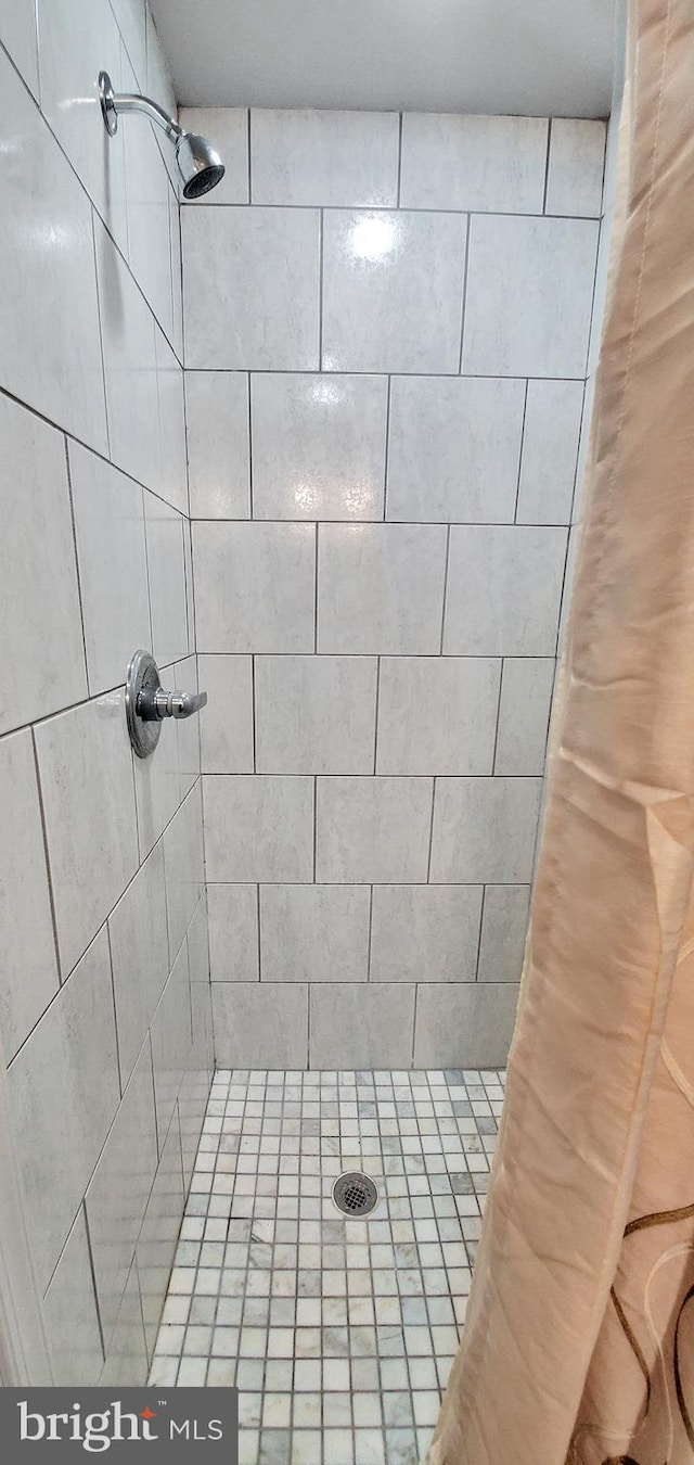 bathroom with a tile shower