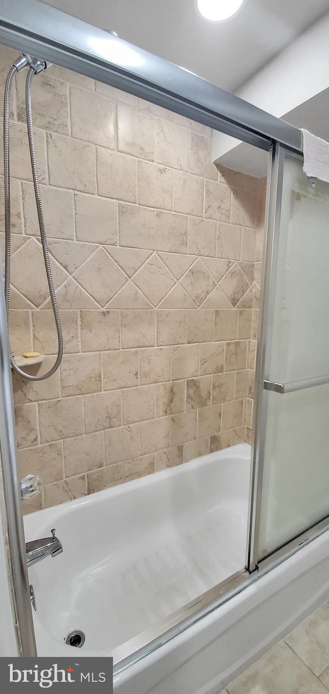 bathroom with enclosed tub / shower combo