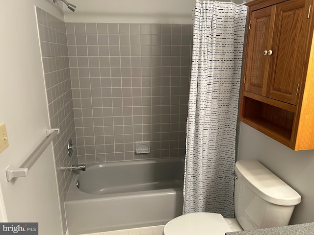 bathroom featuring toilet and shower / tub combo