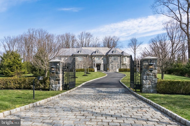 exterior space featuring a front yard