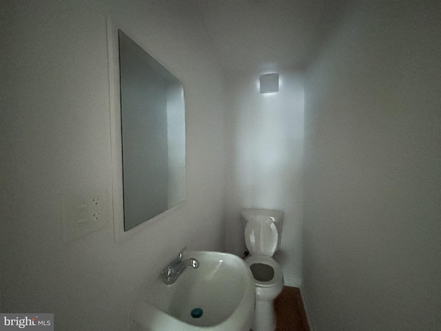 bathroom featuring toilet and sink