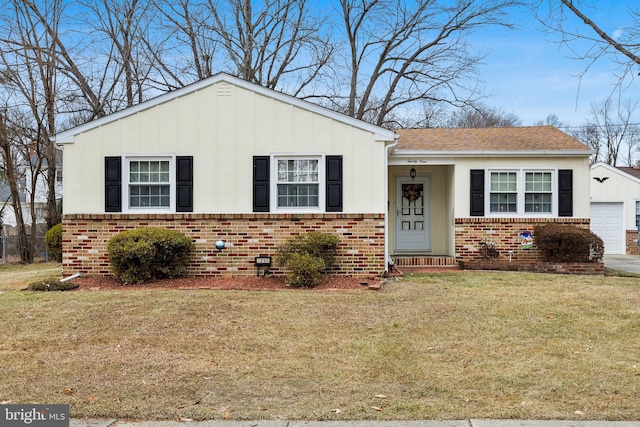 view of front of property featuring a front lawn and a garage