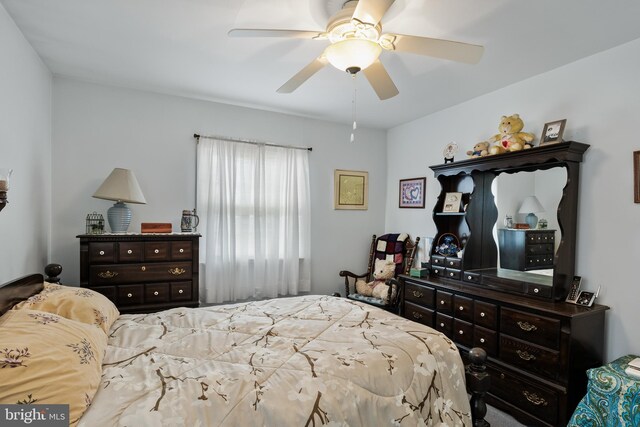 bedroom featuring ceiling fan