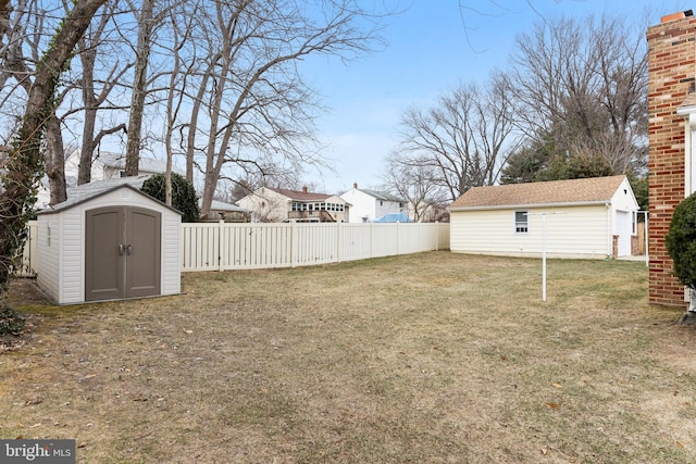 view of yard featuring a storage shed