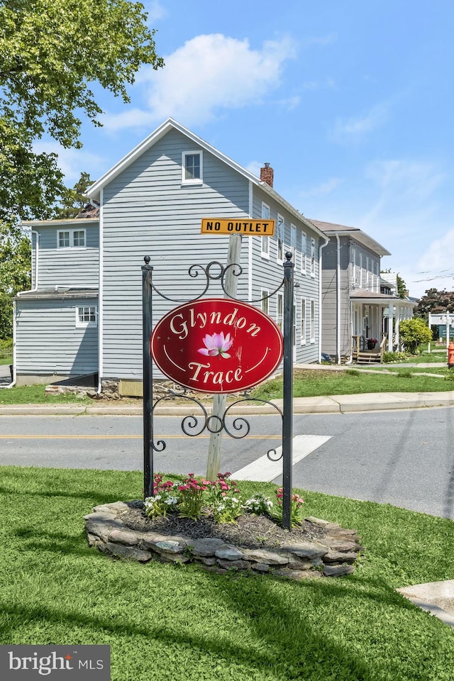 community / neighborhood sign with a yard