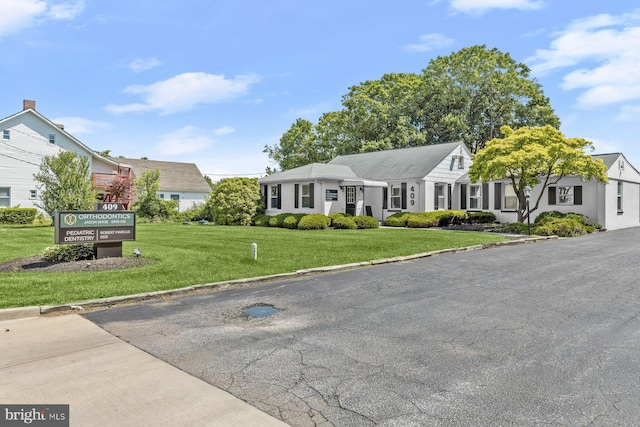 view of front of home with a front lawn