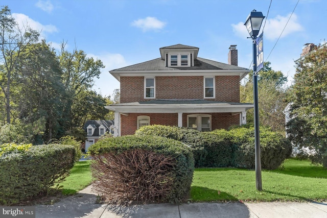 view of front of property featuring a front lawn