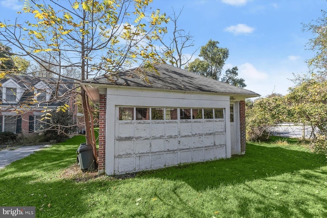 view of outdoor structure featuring a garage and a yard